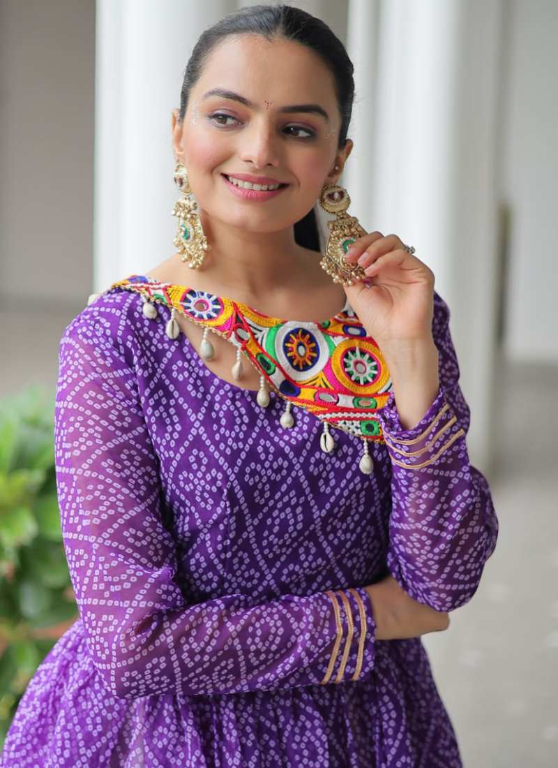 Bandhani Print Gamthi Work Kediya With Off White Lehenga For Navratri