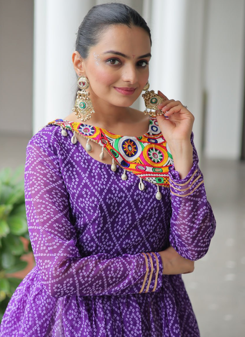 Bandhani Print Gamthi Work Kediya With Off White Lehenga For Navratri