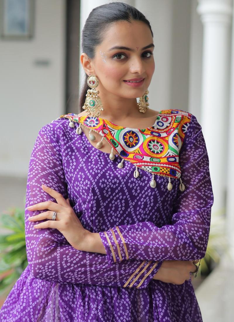 Bandhani Print Gamthi Work Kediya With Off White Lehenga For Navratri