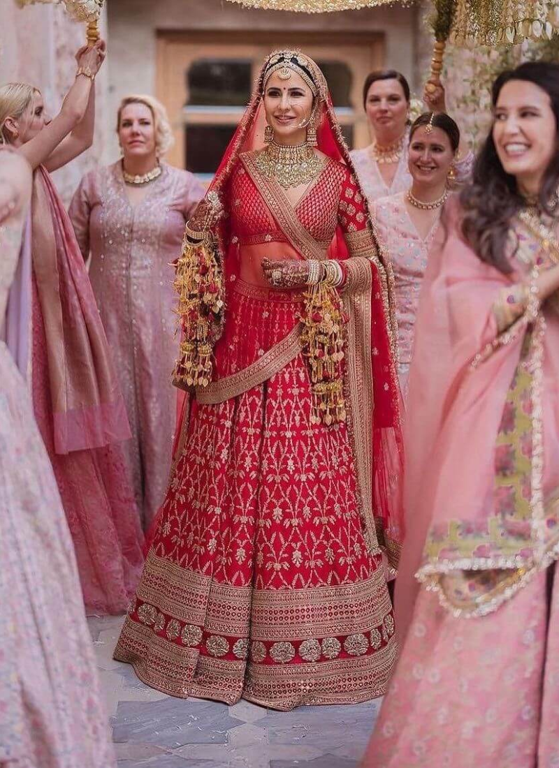 Share 157+ lehenga designs red and golden